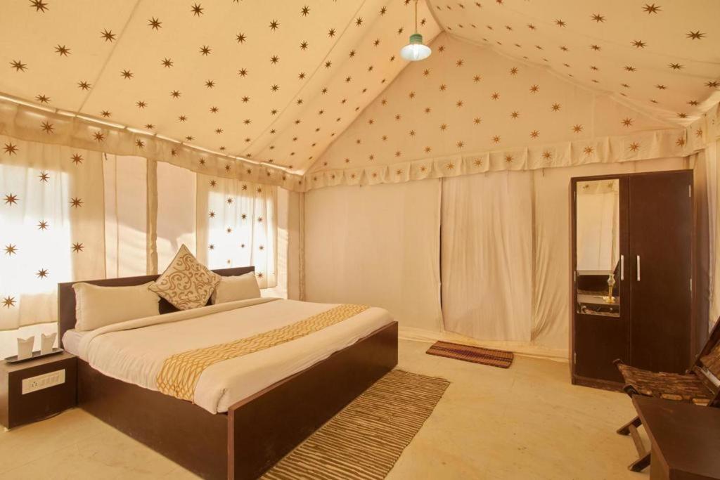 Golden Sandstone Hotel Desert Safari Campジャイサルメール エクステリア 写真